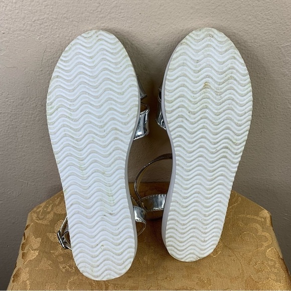 Size 4 H M Girls Silver White Sandals Strappy Foam Bottom Beachy Buckle Closure - Picture 9 of 9